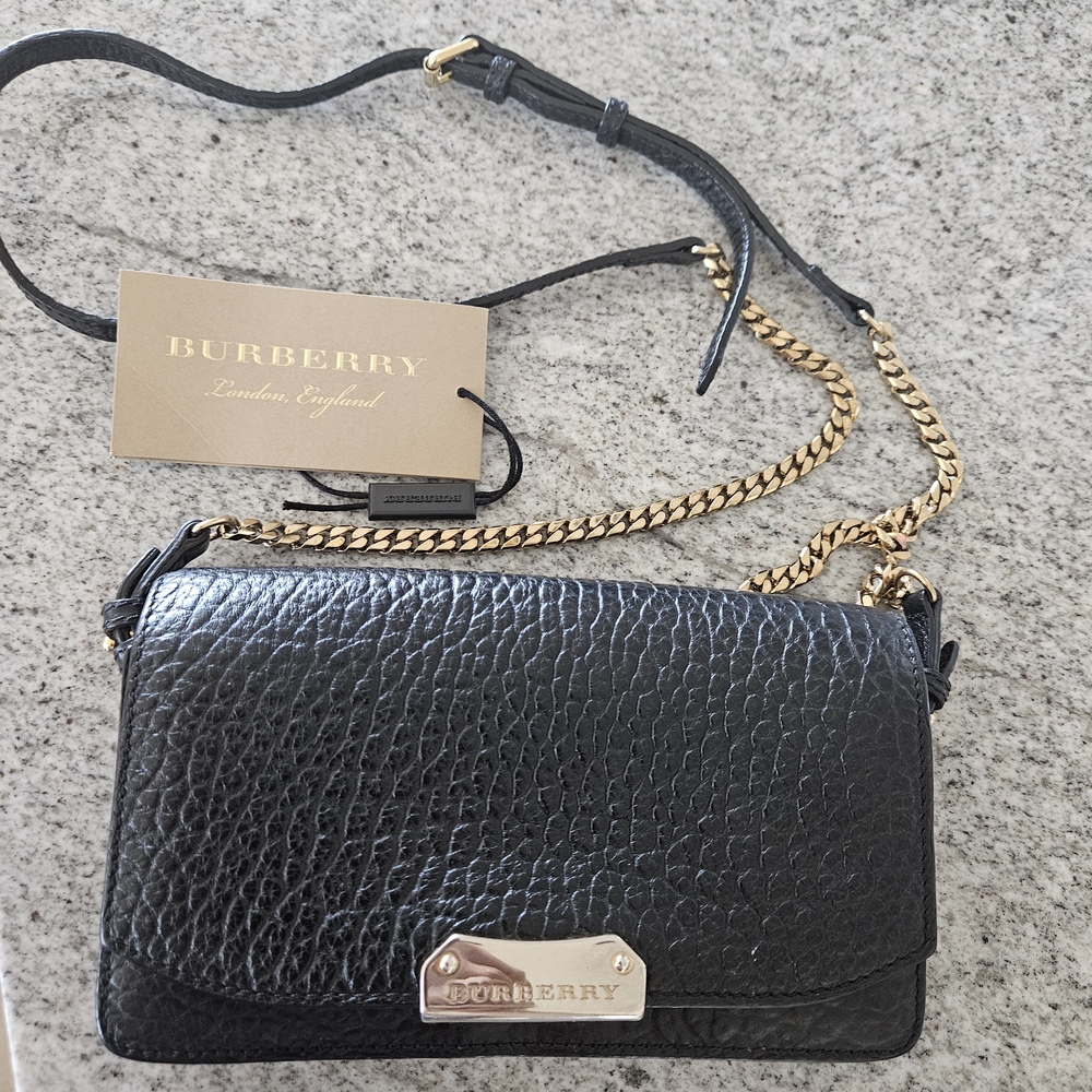 Burberry Pre Loved Black Leather Crossbody Wallet. Lenght 8 X Height 5